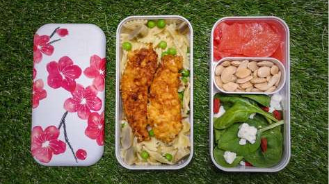 KURCZAK W PŁATKACH KUKURYDZIANYCH ORAZ MAKARON Z KARCZOCHAMI