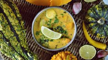 ROZGRZEWAJĄCA ZUPA DYNIOWA Z CUKINIĄ