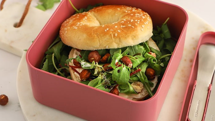 Posiłek na zimno - bajgiel z warzywami zapakowany do lunch boxa Monbento Square Blush