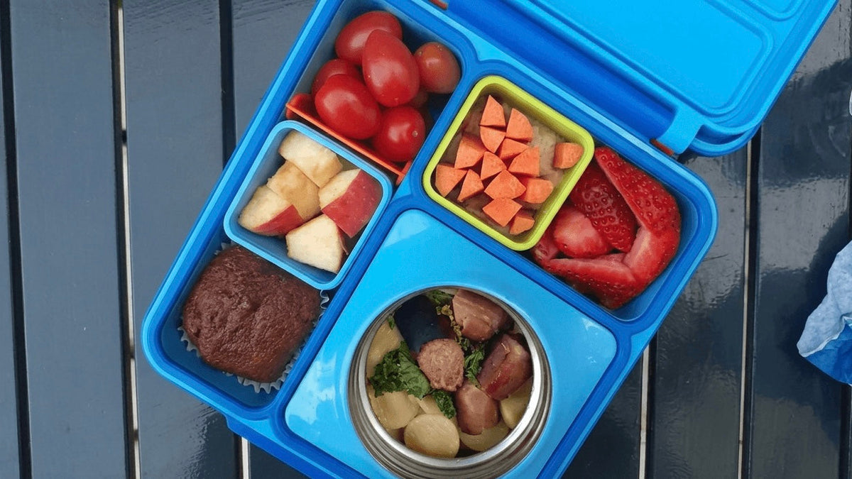 Pomysł na lunchbox: makaron z kiełbasą roślinną i jarmużem