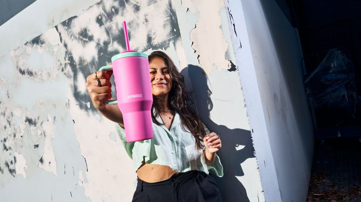 Jak pić więcej wody każdego dnia? Postaw na kubek termiczny z uchwytem!