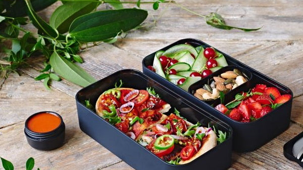 Pyszny ketchup w pojemniczku na sos do bento box marki Monbento