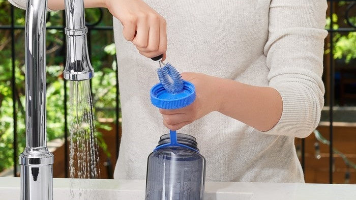 Jak czyścić pojemniki na jedzenie? Domowe sposoby na lunchbox, bidon i termos