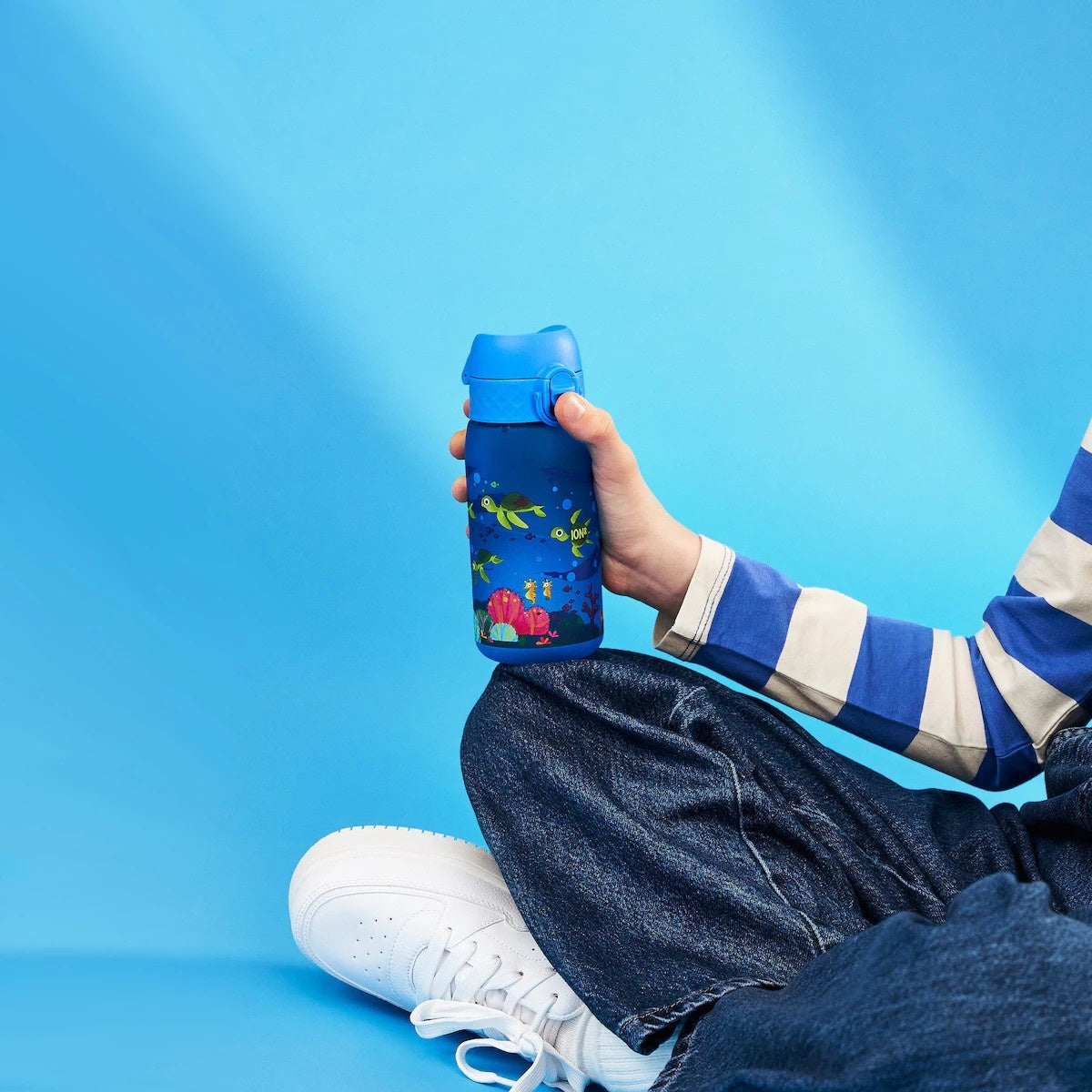 Bidon dla dzieci Ion8 Pod Sea Turtle 350 ml z żółwiami – szczelny, lekki i otwierany na klik.