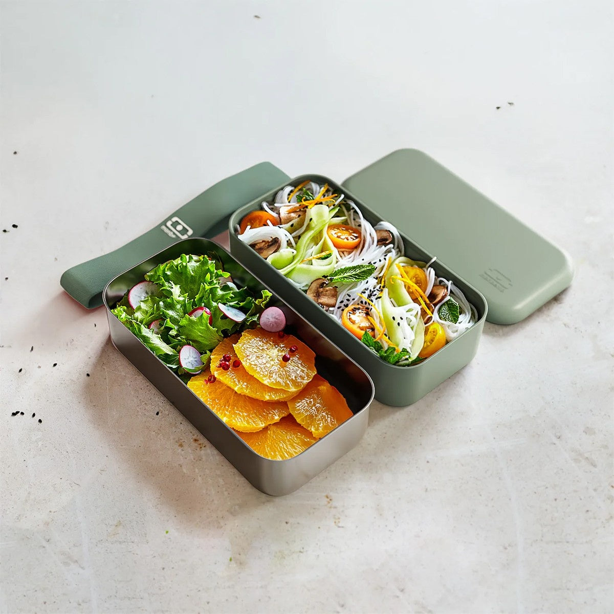 Stalowy bento box Monbento Sense w szałwiowym kolorze, łatwy do mycia w zmywarce i odporny na zarysowania