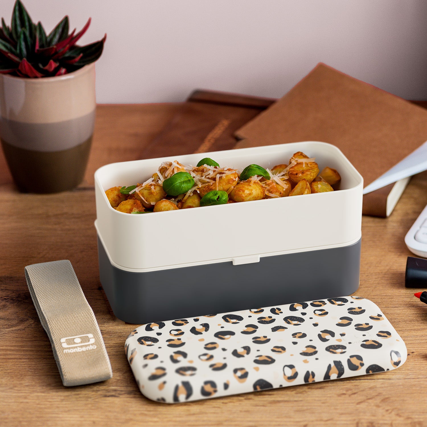 Monbento Original – dwupoziomowy lunchbox z miseczką. Szczelny, BPA free, do mikrofalówki i zmywarki. Stylowy francuski design, wzór: Leopard Graphic