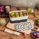 Monbento Original – dwupoziomowy lunchbox z miseczką. Szczelny, BPA free, do mikrofalówki i zmywarki. Stylowy francuski design, wzór: Leopard Graphic