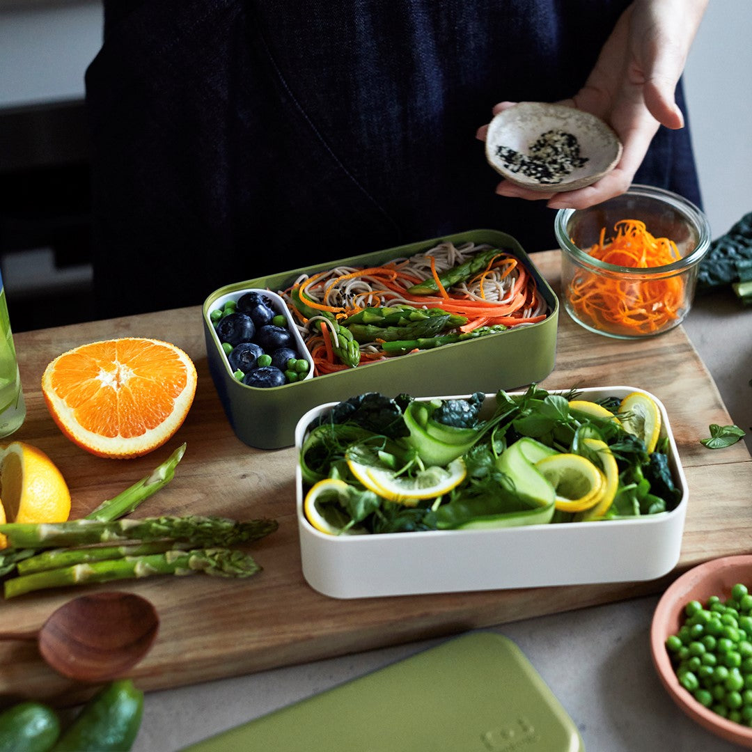 Monbento Original – dwupoziomowy lunchbox z miseczką. Szczelny, BPA free, do mikrofalówki i zmywarki. Stylowy francuski design, wzór: Olive Recycled