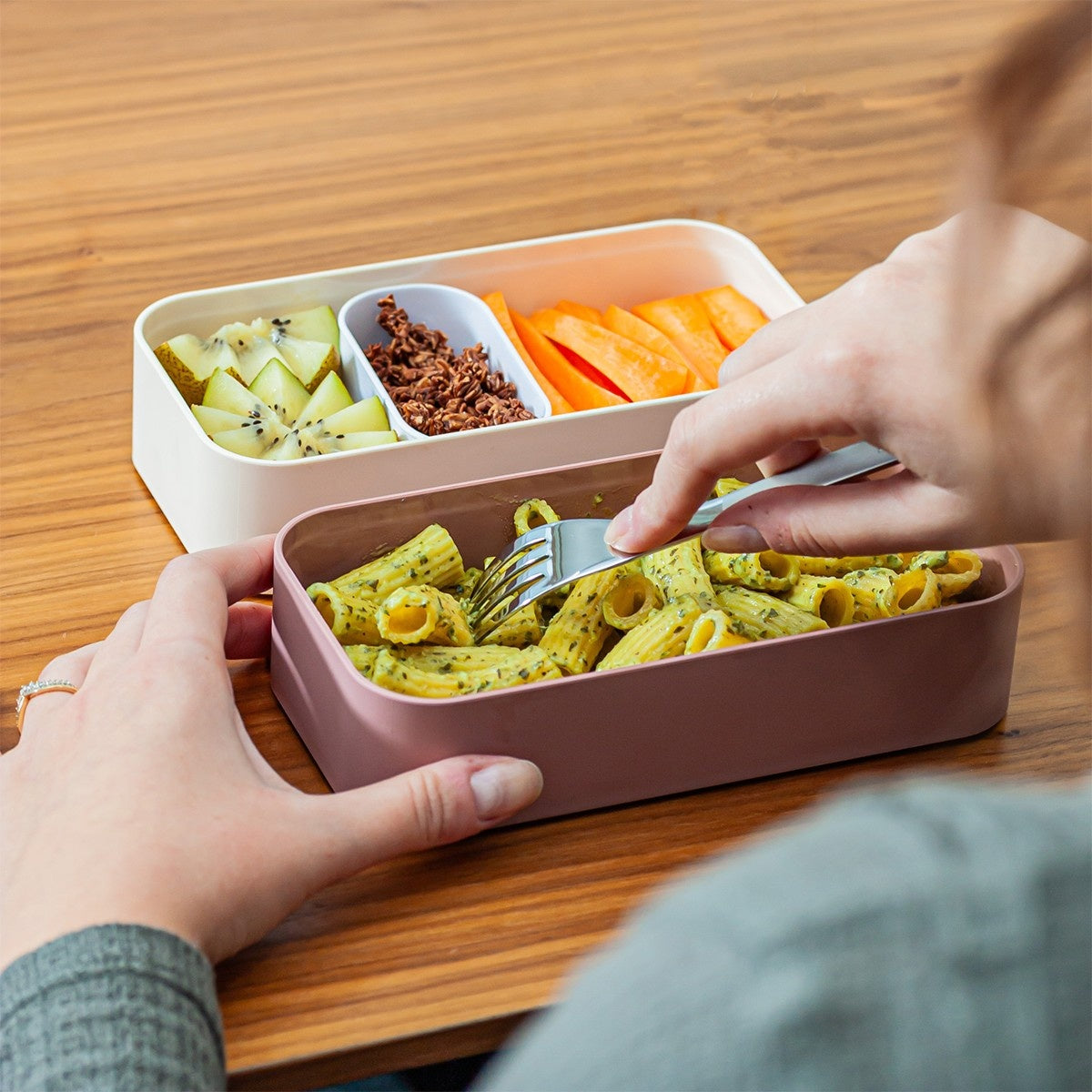 Monbento Original – dwupoziomowy lunchbox z miseczką. Szczelny, BPA free, do mikrofalówki i zmywarki. Stylowy francuski design, wzór: Pink Floral