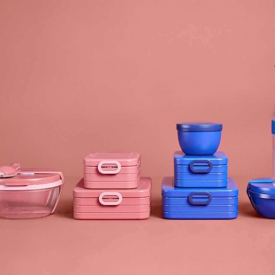 Bento box Take a Break Midi Mepal - czerwony lunch box, na drugie śniadanie, z widelcem i przegródkami, wyprodukowano w Holandii