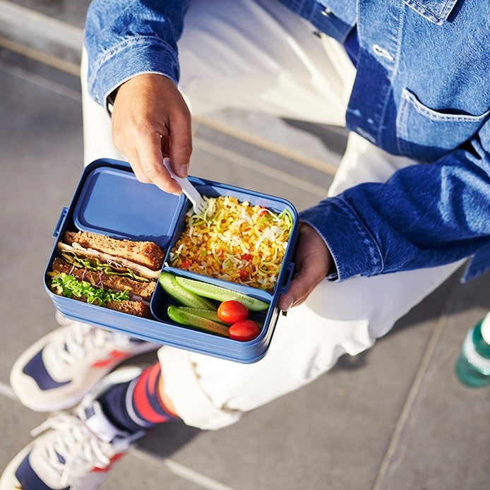 Bento box Take a Break Midi Mepal - zielony lunch box, na drugie śniadanie, z widelcem i przegródkami, wyprodukowano w Holandii