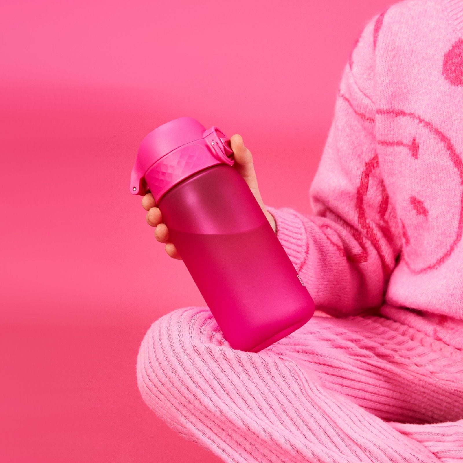 Poręczna butelka bez BPA ION8 Pod 350 ml Pink – idealna do małej rączki