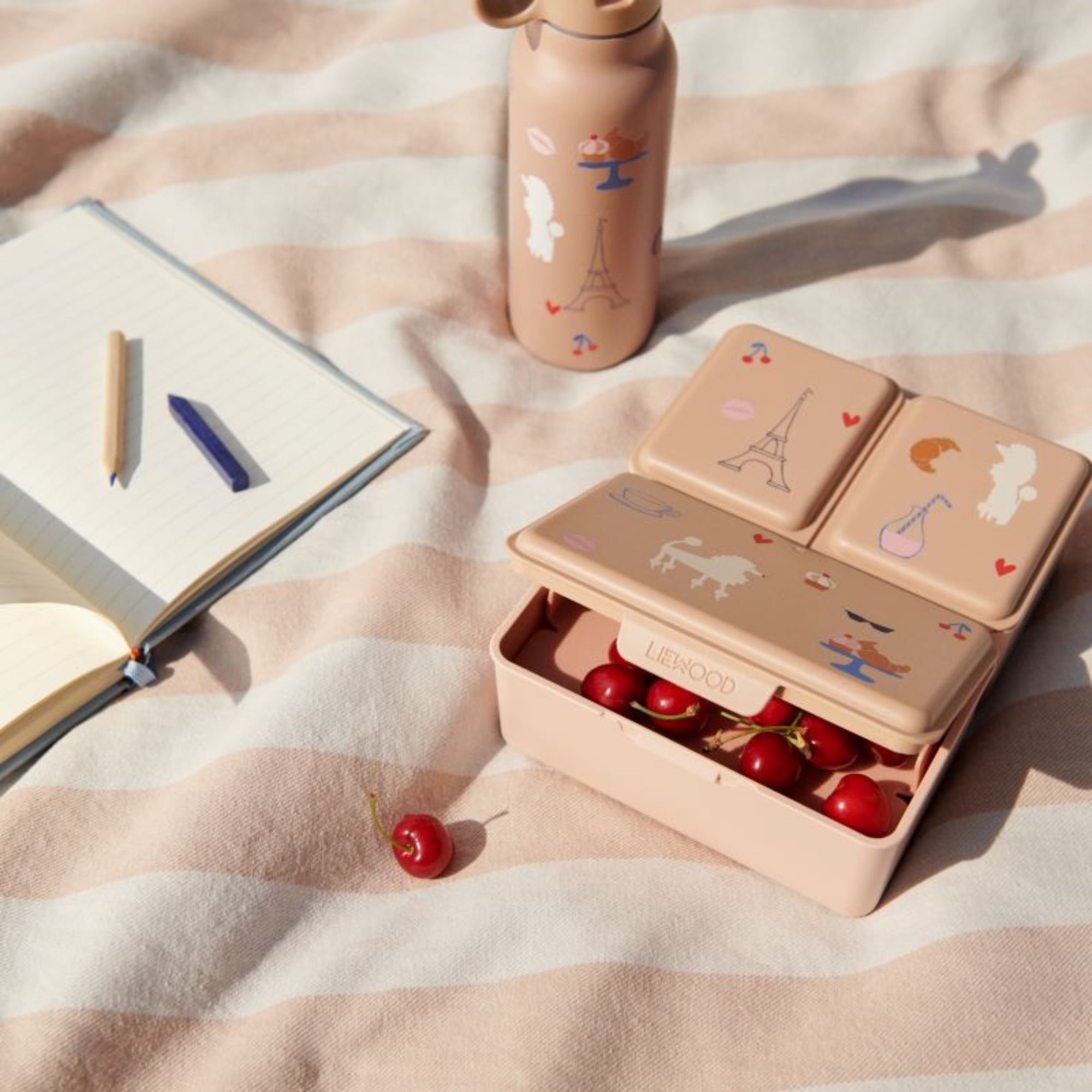 Stylowy bidon LIEWOOD Falk Paris – 350 ml, z ustnikiem, termiczny, z uroczym wzorem, dla dzieci.