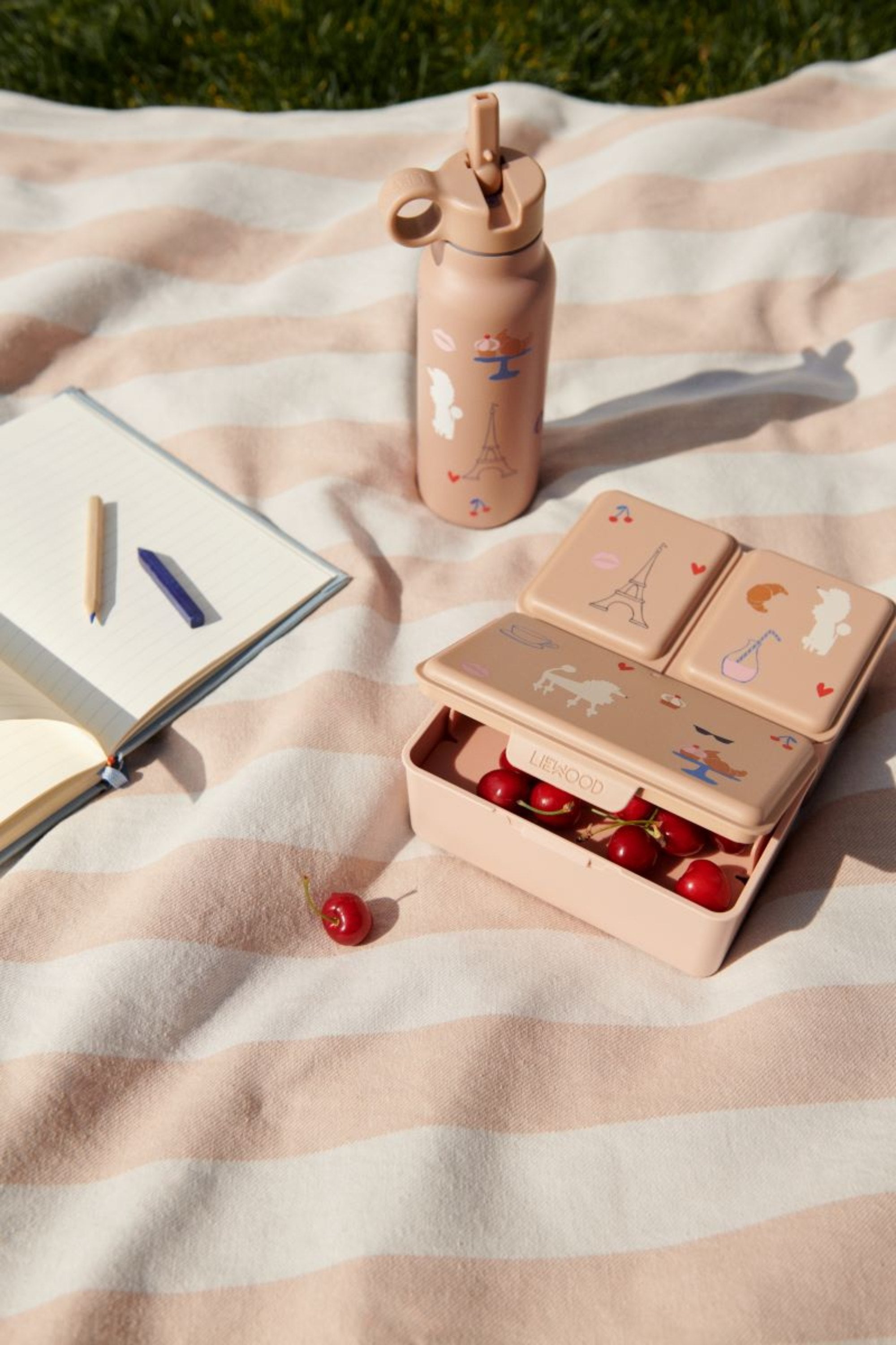 Stylowy bidon LIEWOOD Falk Paris – 350 ml, z ustnikiem, termiczny, z uroczym wzorem, dla dzieci.