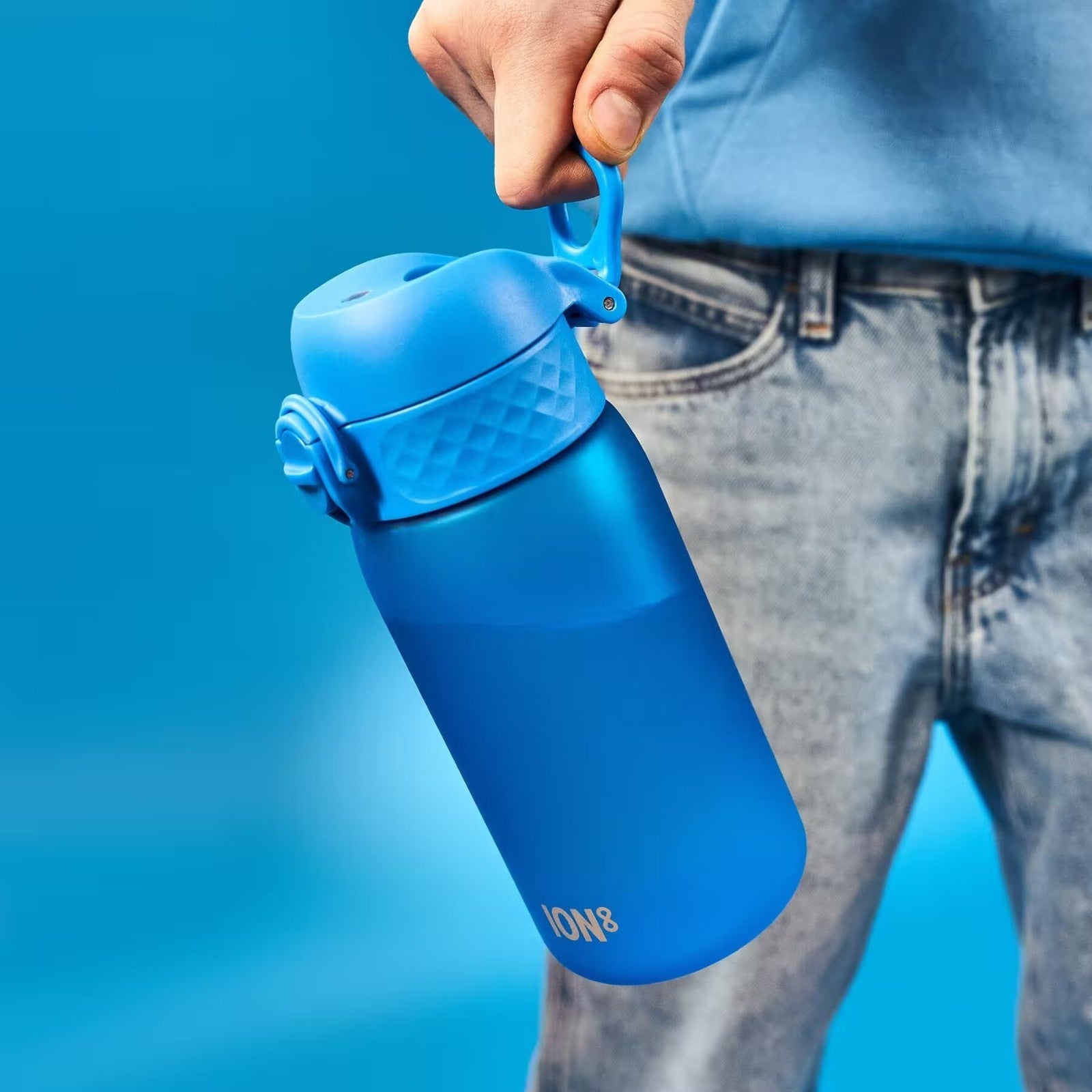 Bidon dla dzieci Ion8 Pod Blue 350 ml – szczelny, lekki i otwierany na klik. Kolor: niebieski