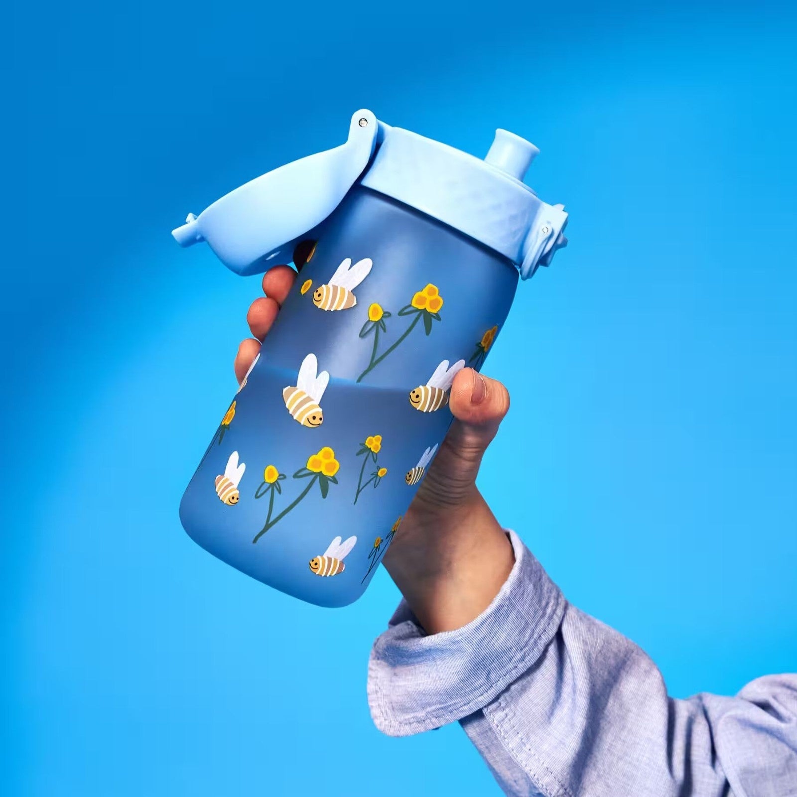 Bidon dla dzieci Ion8 Pod Bumble Bees 350 ml z pszczołami – szczelny, lekki i otwierany na klik. Kolor: niebieski
