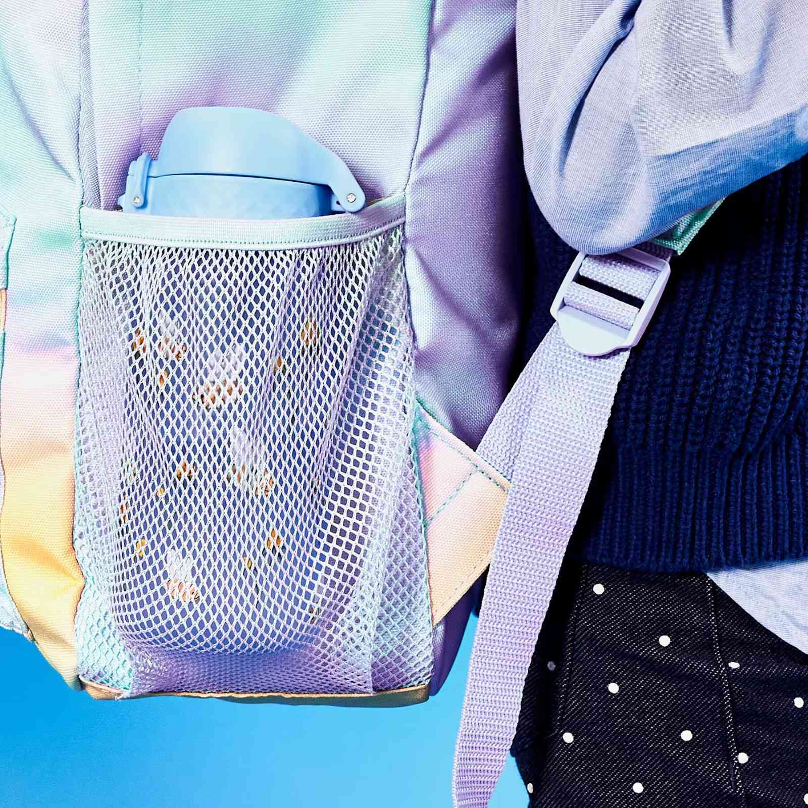 Bidon dla dzieci Ion8 Pod Bumble Bees 350 ml z pszczołami – szczelny, lekki i otwierany na klik. Kolor: niebieski