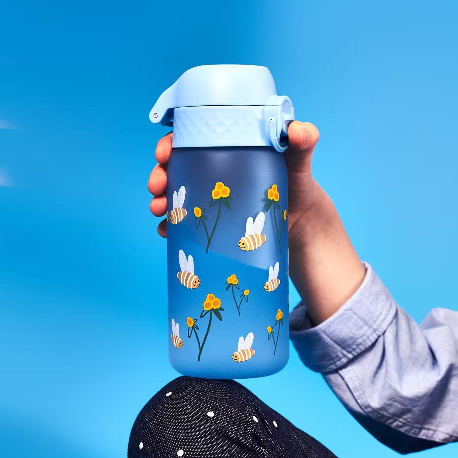 Bidon dla dzieci Ion8 Pod Bumble Bees 350 ml z pszczołami – szczelny, lekki i otwierany na klik. Kolor: niebieski