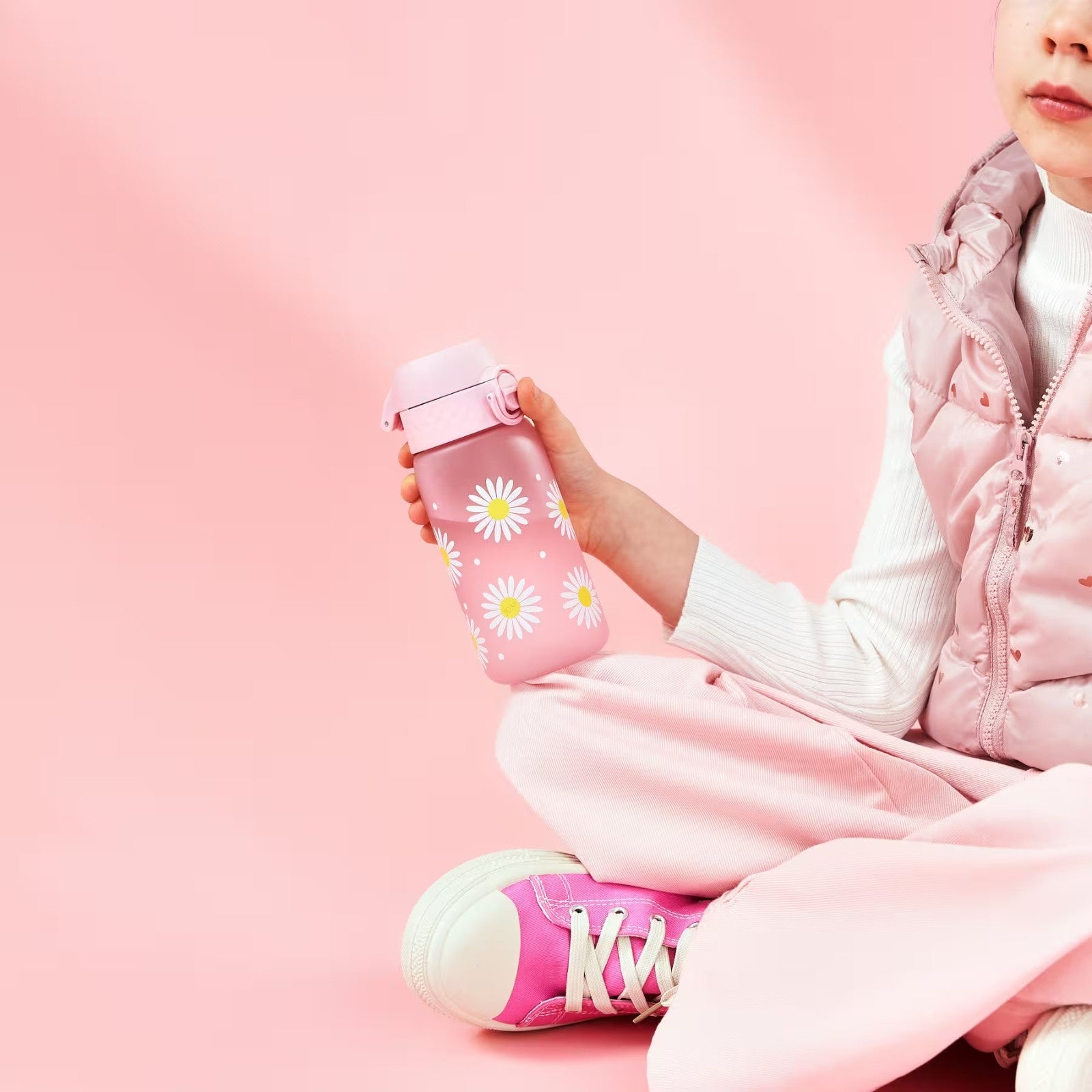 Bidon dla dzieci Ion8 Pod Daisy 350 ml ze stokrotkami– szczelny, lekki i otwierany na klik. Kolor: różowy