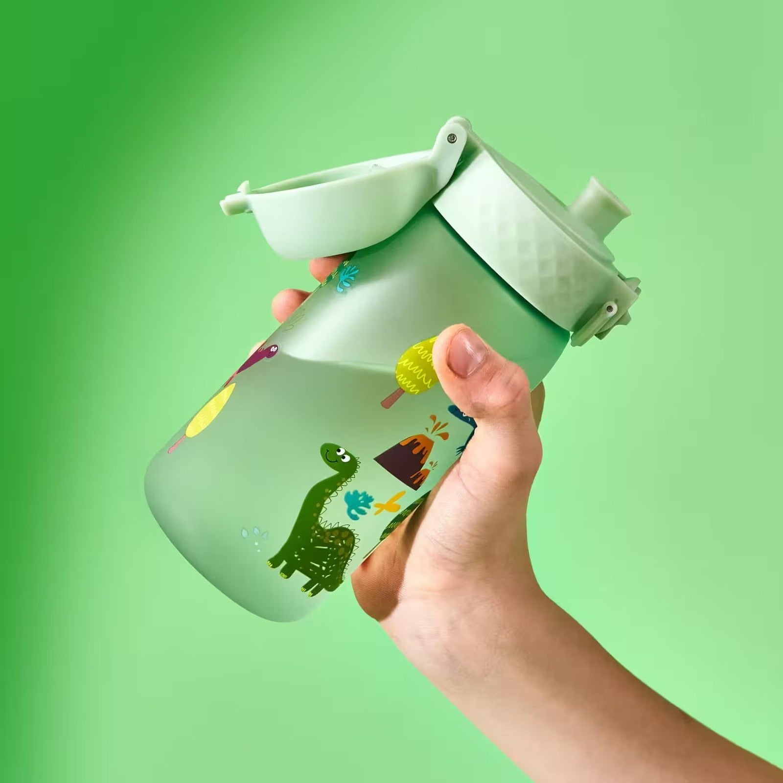Bidon dla dzieci Ion8 Pod Dinosaurs 350 ml z dinozaurami – szczelny, lekki i otwierany na klik. Kolor: zielony