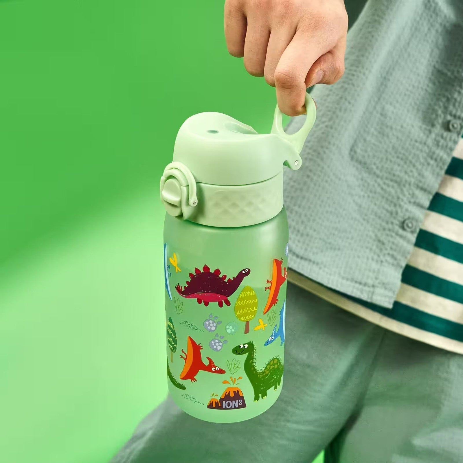 Bidon dla dzieci Ion8 Pod Dinosaurs 350 ml z dinozaurami – szczelny, lekki i otwierany na klik. Kolor: zielony
