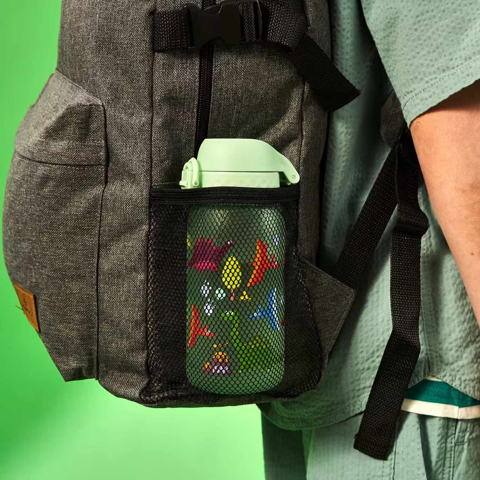 Bidon dla dzieci Ion8 Pod Dinosaurs 350 ml z dinozaurami – szczelny, lekki i otwierany na klik. Kolor: zielony