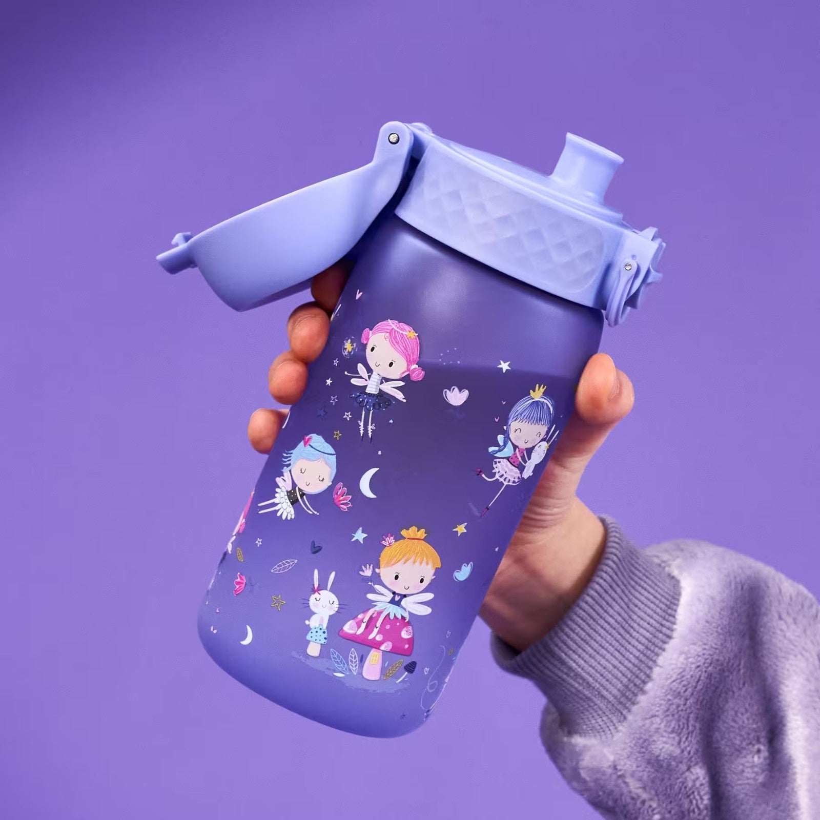 Bidon dla dzieci Ion8 Pod Fairies 350 ml z wróżkami – szczelny, lekki i otwierany na klik. Kolor: fioletowy