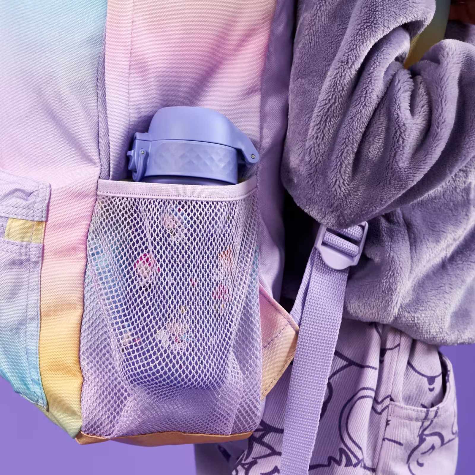 Bidon dla dzieci Ion8 Pod Fairies 350 ml z wróżkami – szczelny, lekki i otwierany na klik. Kolor: fioletowy