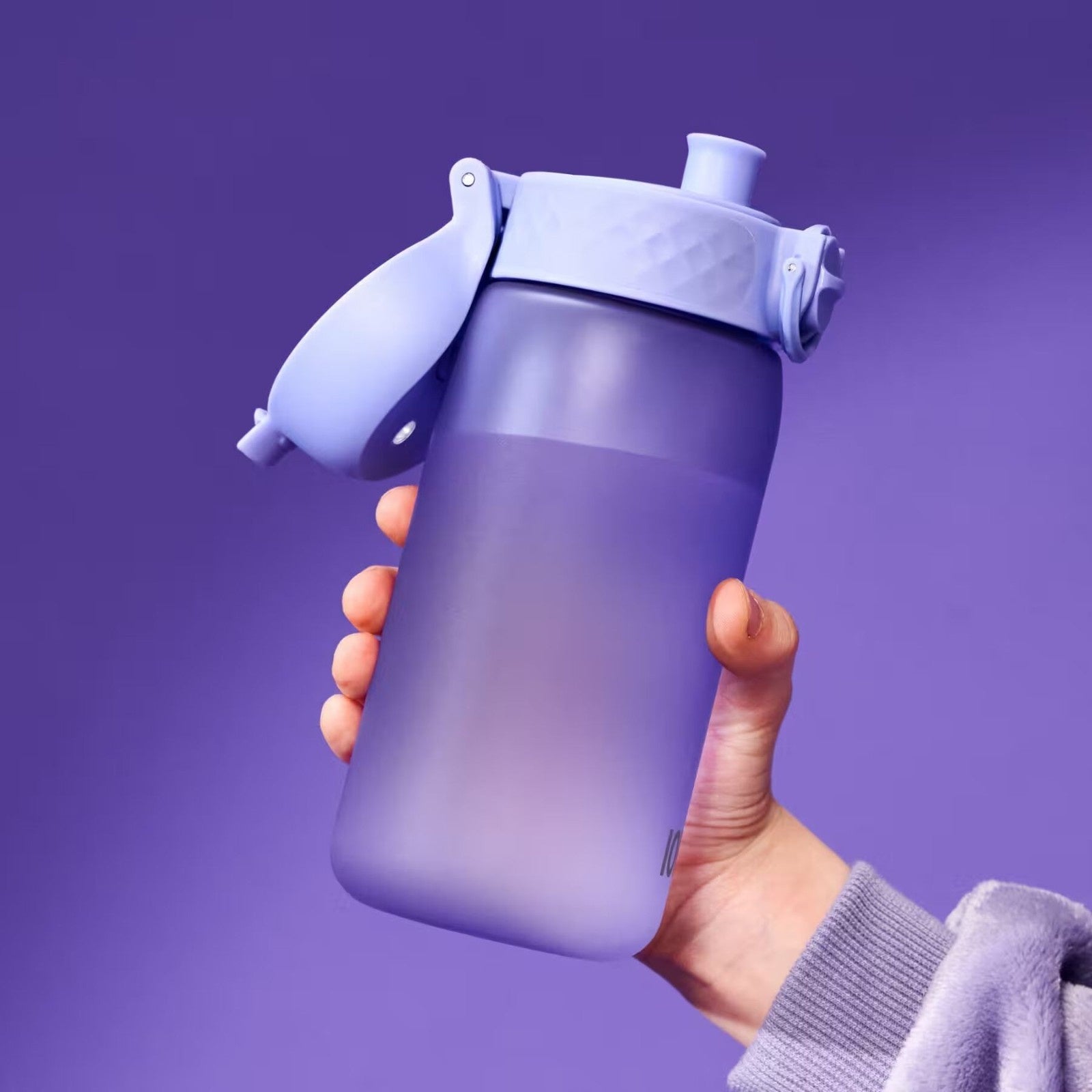 Bidon dla dzieci Ion8 Pod Playful Periwinkle 350 ml – szczelny, lekki i otwierany na klik. Kolor: fioletowy