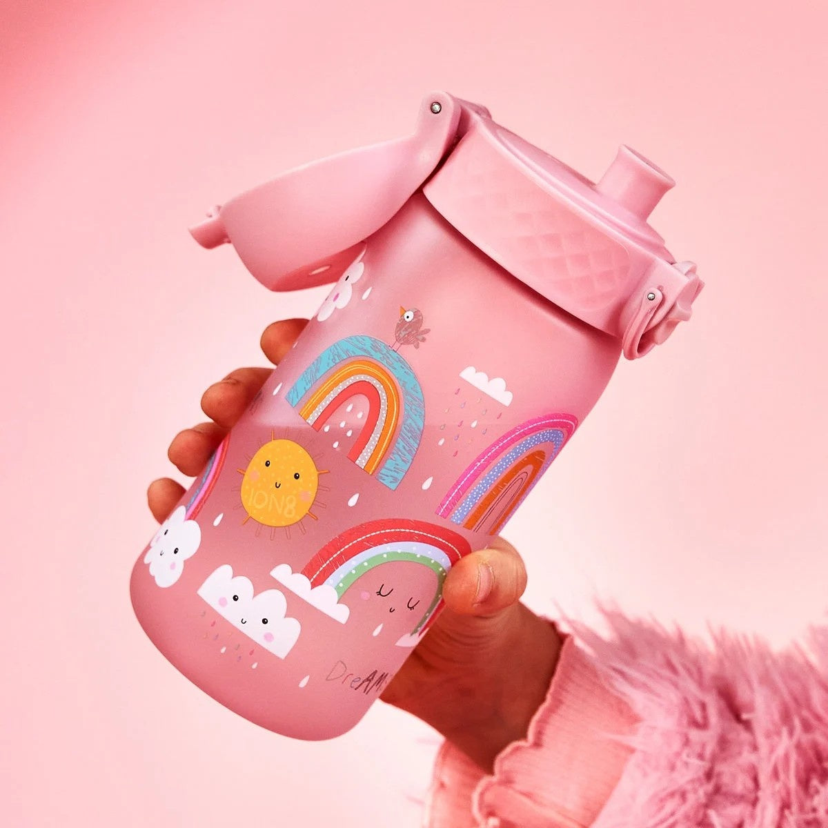 Bidon dla dzieci Ion8 Pod Rainbows 350 ml z tęczami – szczelny, lekki i otwierany na klik. Kolor: różowy