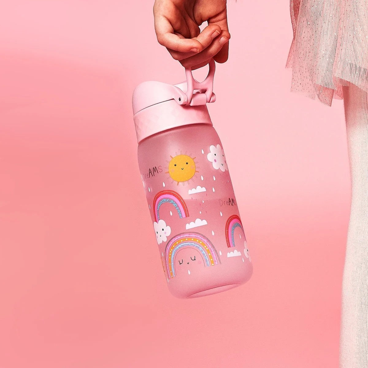 Bidon dla dzieci Ion8 Pod Rainbows 350 ml z tęczami – szczelny, lekki i otwierany na klik. Kolor: różowy