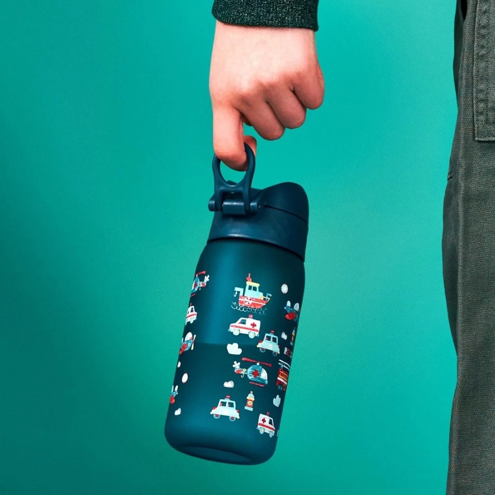 Bidon dla dzieci Ion8 Pod Rescue Vehicles 350 ml z pojazdami ratowniczymi – szczelny, lekki i otwierany na klik.