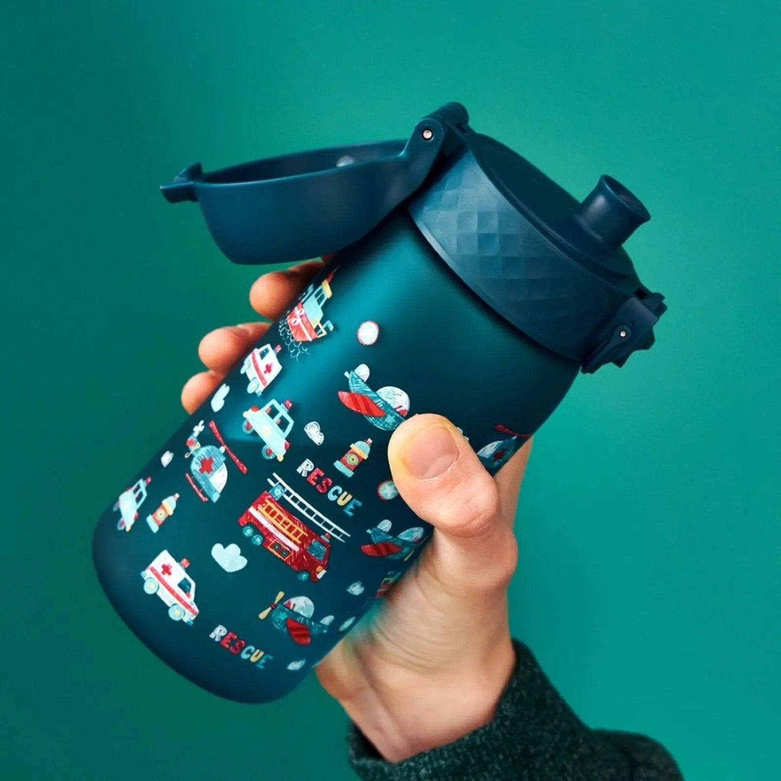 Bidon dla dzieci Ion8 Pod Rescue Vehicles 350 ml z pojazdami ratowniczymi – szczelny, lekki i otwierany na klik.