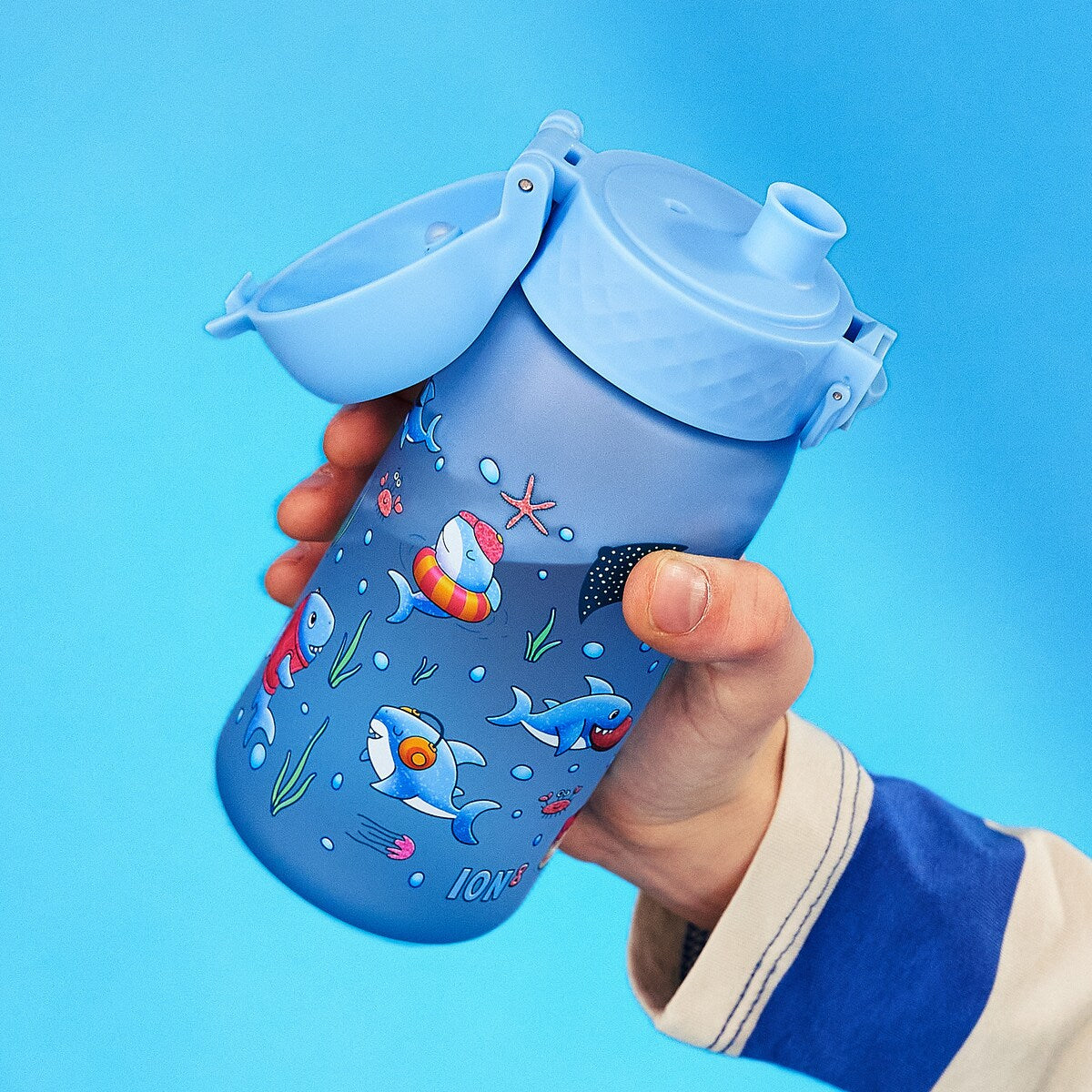 Bidon dla dzieci Ion8 Pod Shark 350 ml – szczelny, lekki i otwierany na klik