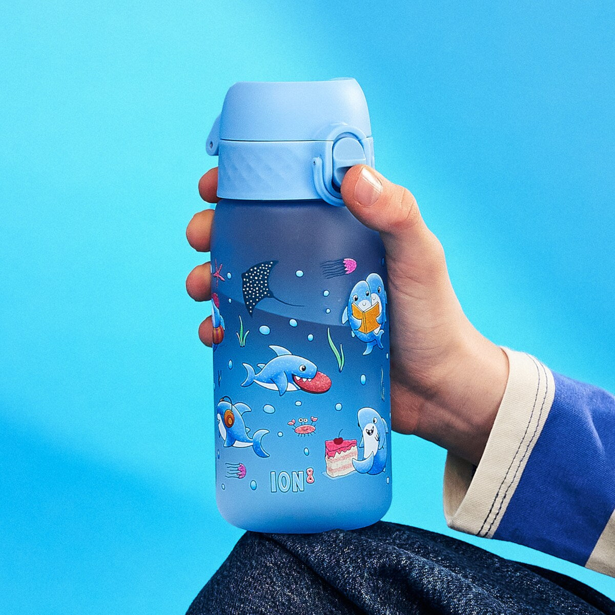 Bidon dla dzieci Ion8 Pod Shark 350 ml – szczelny, lekki i otwierany na klik