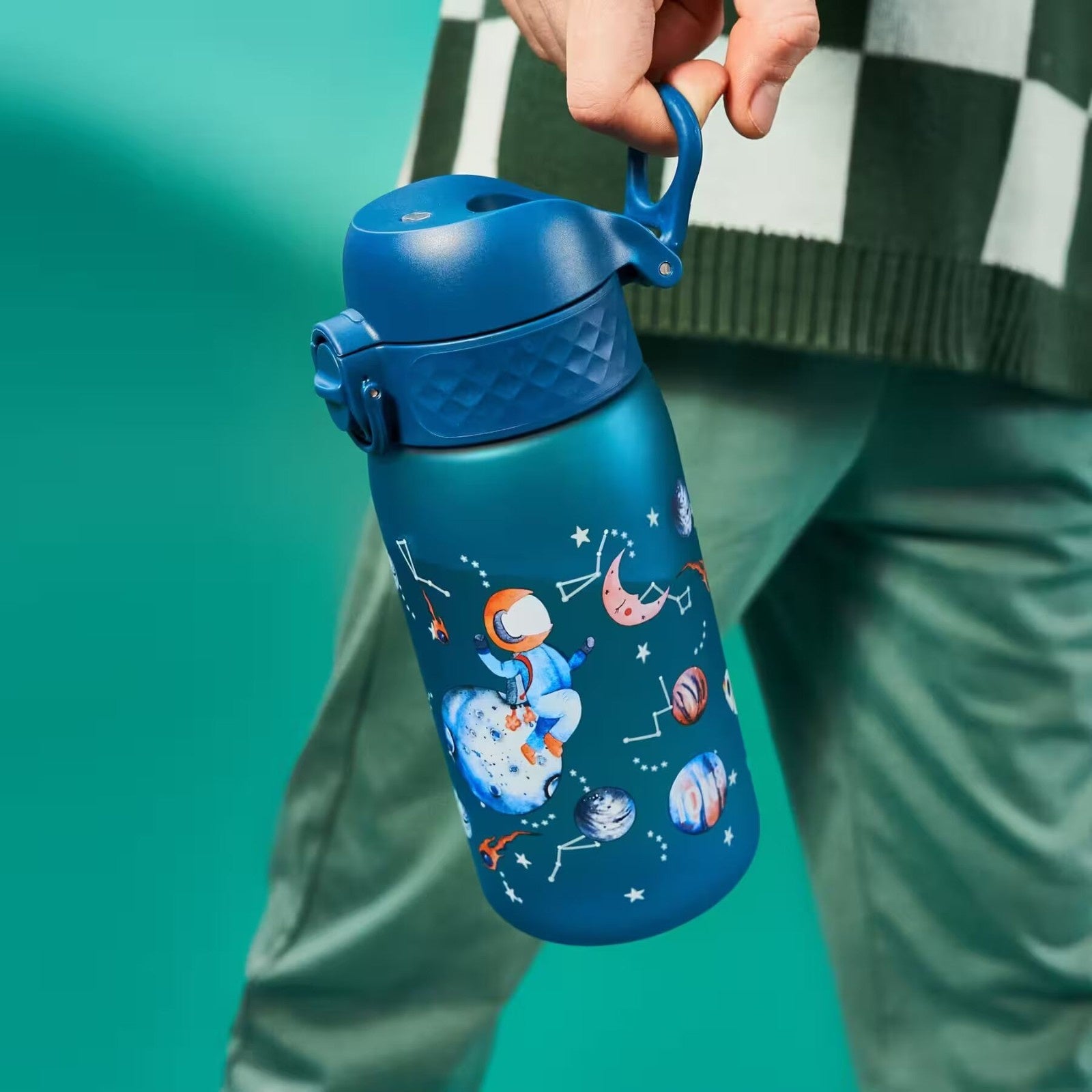 Bidon dla dzieci Ion8 Pod Space 350 ml – szczelny, lekki i otwierany na klik. Kolor: zielony