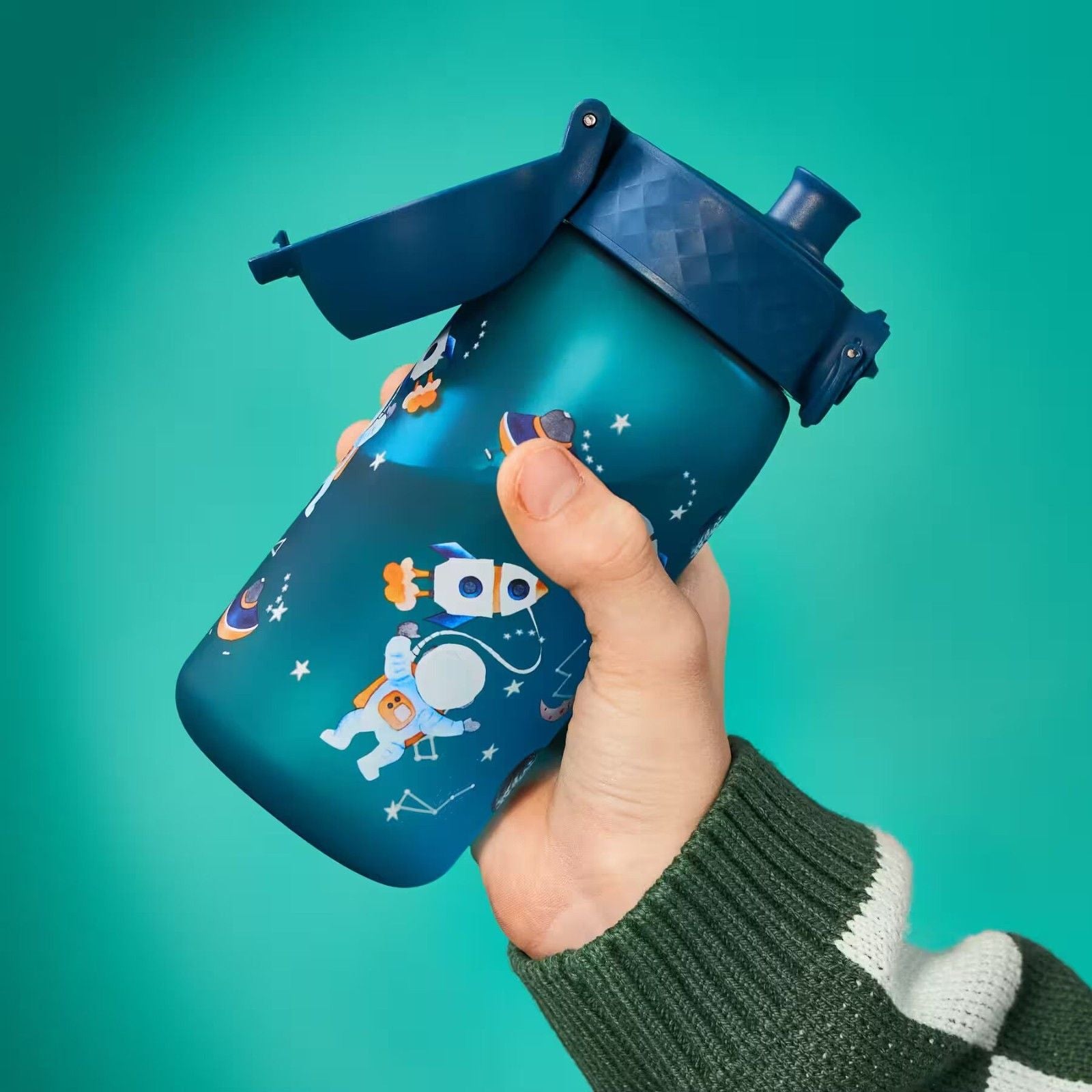 Bidon dla dzieci Ion8 Pod Space 350 ml – szczelny, lekki i otwierany na klik. Kolor: zielony