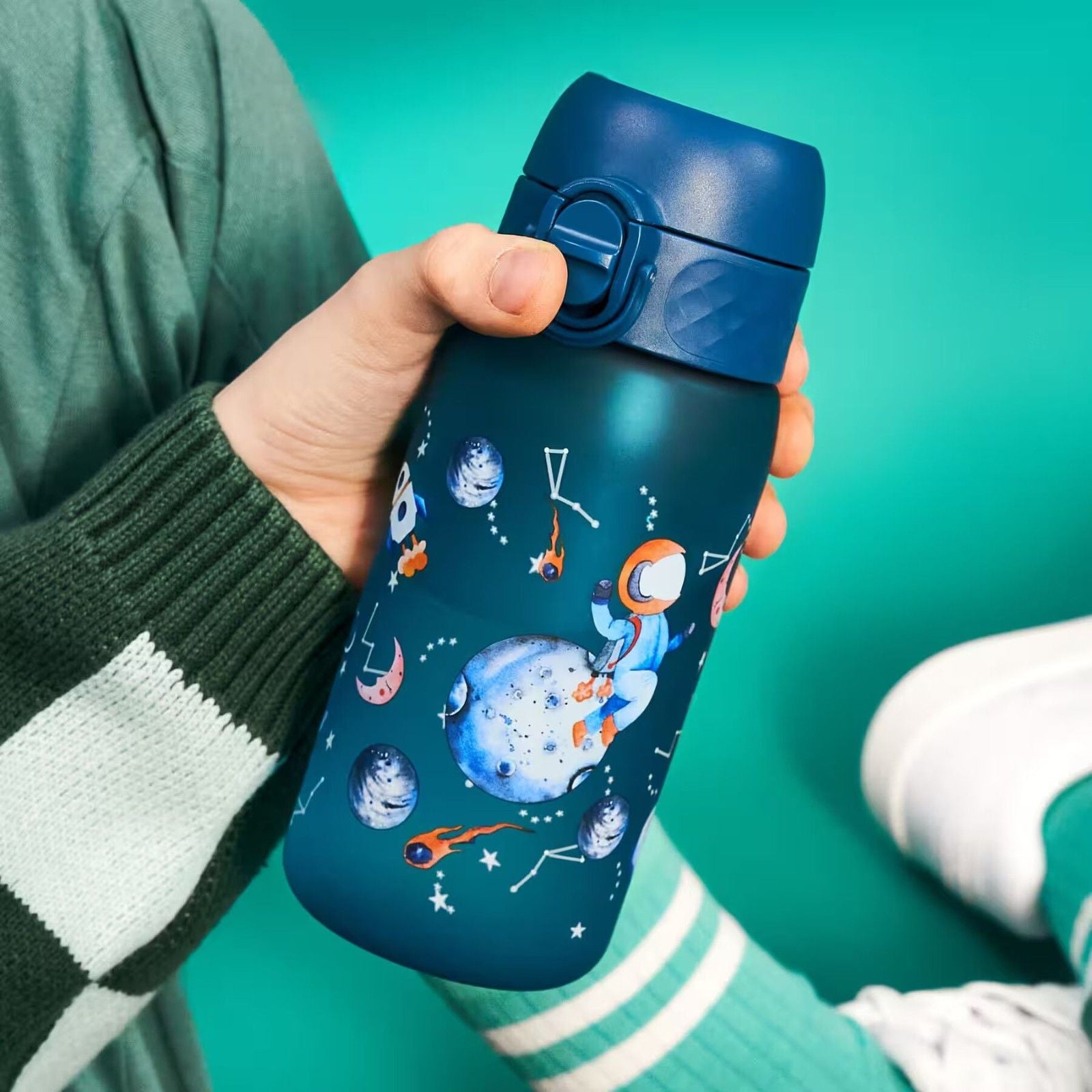 Bidon dla dzieci Ion8 Pod Space 350 ml – szczelny, lekki i otwierany na klik. Kolor: zielony