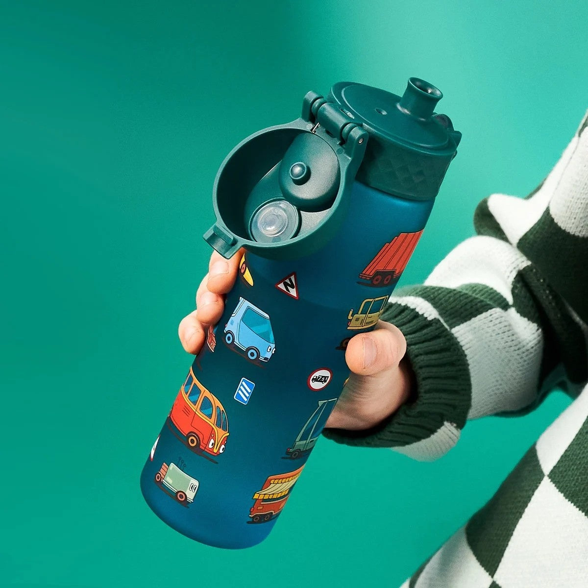 Bidon dla dzieci 500 ml Ion8 Automobile – lekki, nietoksyczny, z ustnikiem i klapką, idealny do plecaka i samochodu