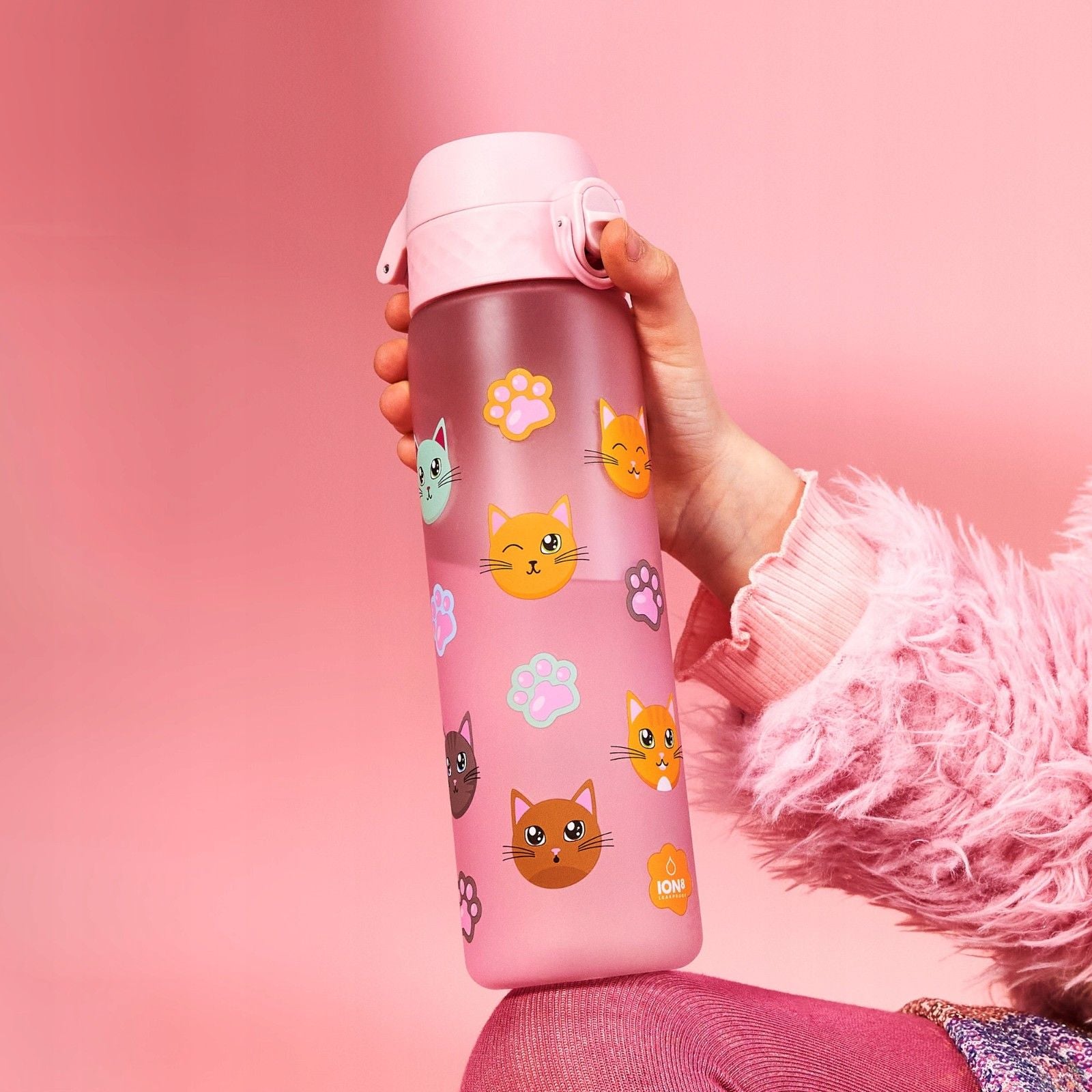 Bidon dla dzieci 500 ml Ion8 Cats – lekki, nietoksyczny, z ustnikiem i klapką, idealny do plecaka i samochodu