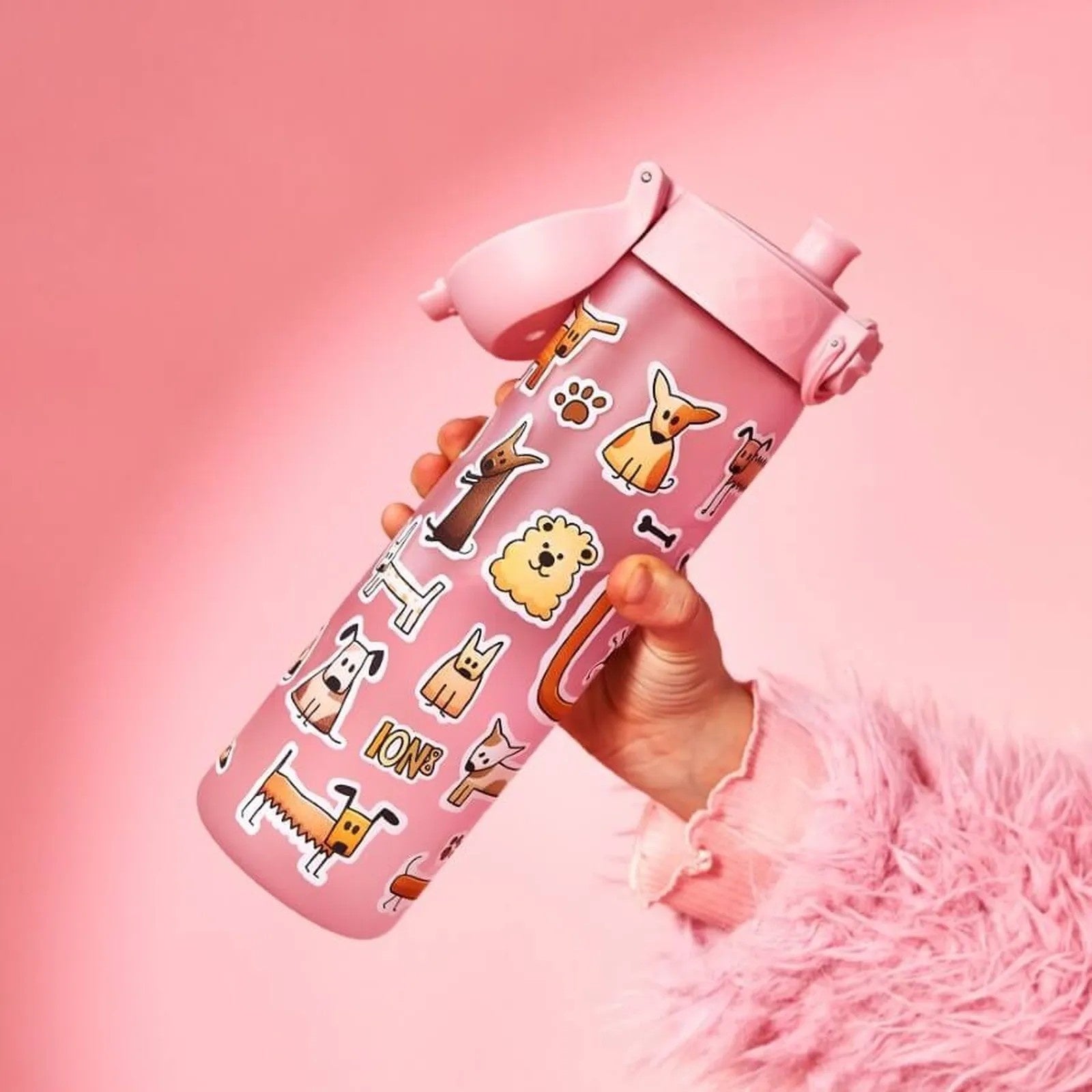 Bidon dla dzieci 500 ml Ion8 Dogs – lekki, nietoksyczny, z ustnikiem i klapką, idealny do plecaka i samochodu, wzór: pieski