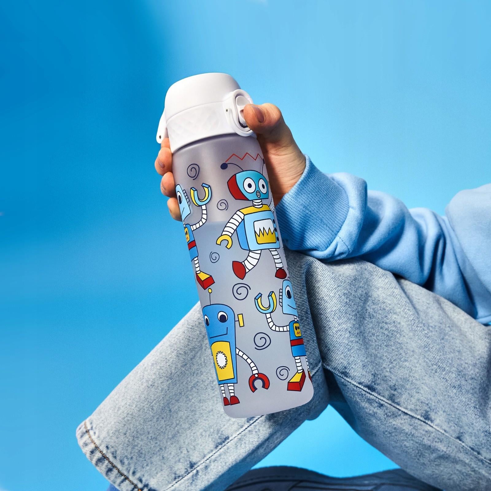 Bidon dla dzieci 500 ml Ion8 Robots– lekki, nietoksyczny, z ustnikiem i klapką, idealny do plecaka i samochodu