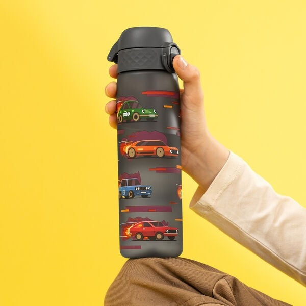 Bidon dla dzieci 500 ml Ion8 Sports Cars – lekki, nietoksyczny, z ustnikiem i klapką, idealny do plecaka i samochodu