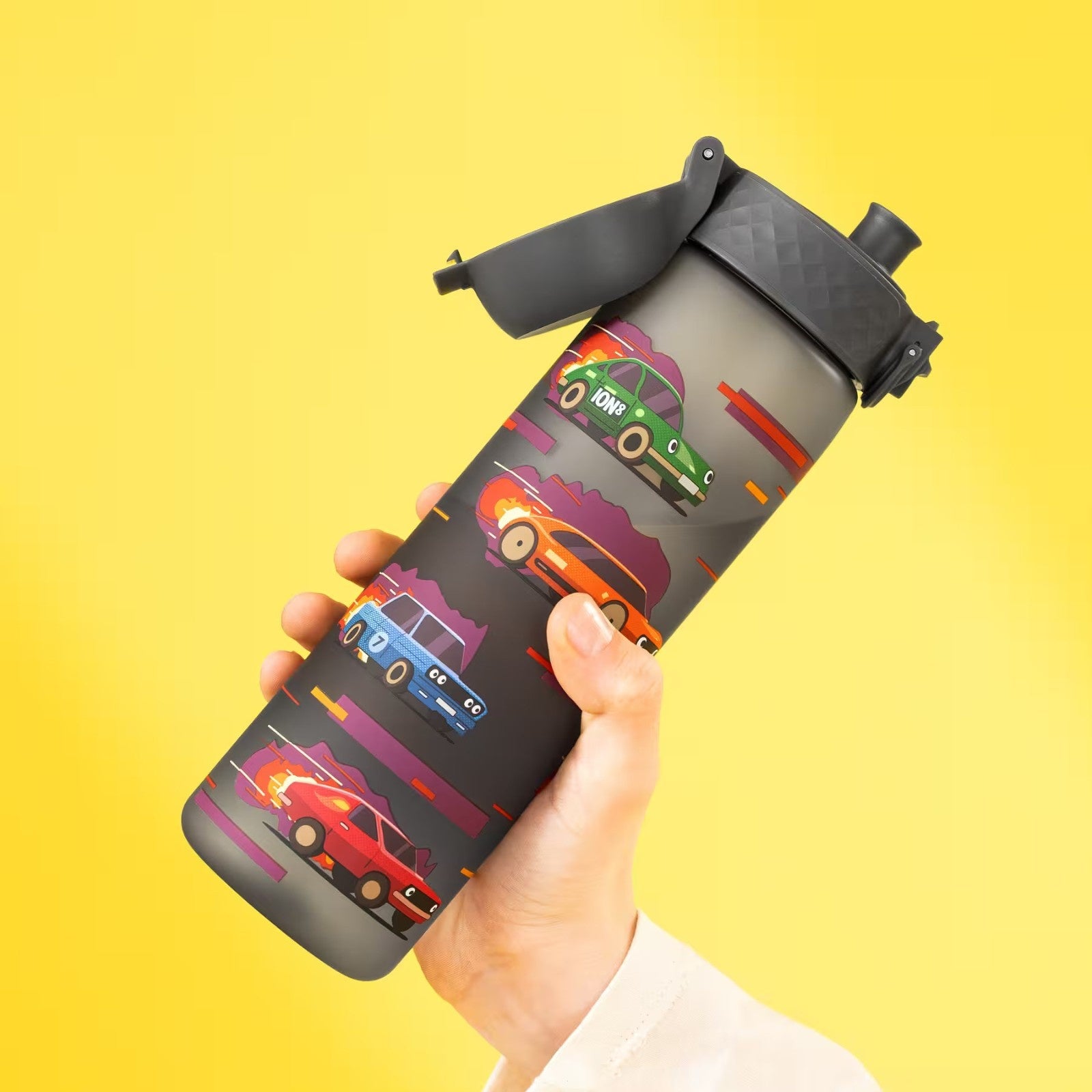 Bidon dla dzieci 500 ml Ion8 Sports Cars – lekki, nietoksyczny, z ustnikiem i klapką, idealny do plecaka i samochodu