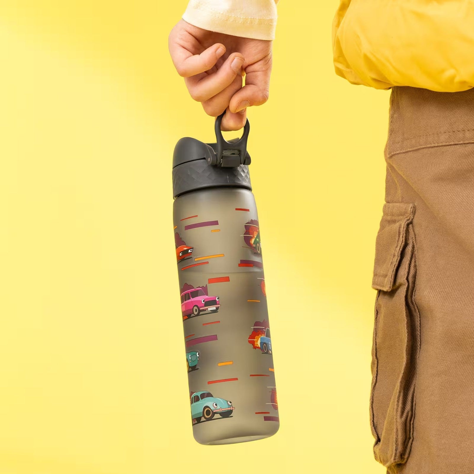 Bidon dla dzieci 500 ml Ion8 Sports Cars – lekki, nietoksyczny, z ustnikiem i klapką, idealny do plecaka i samochodu