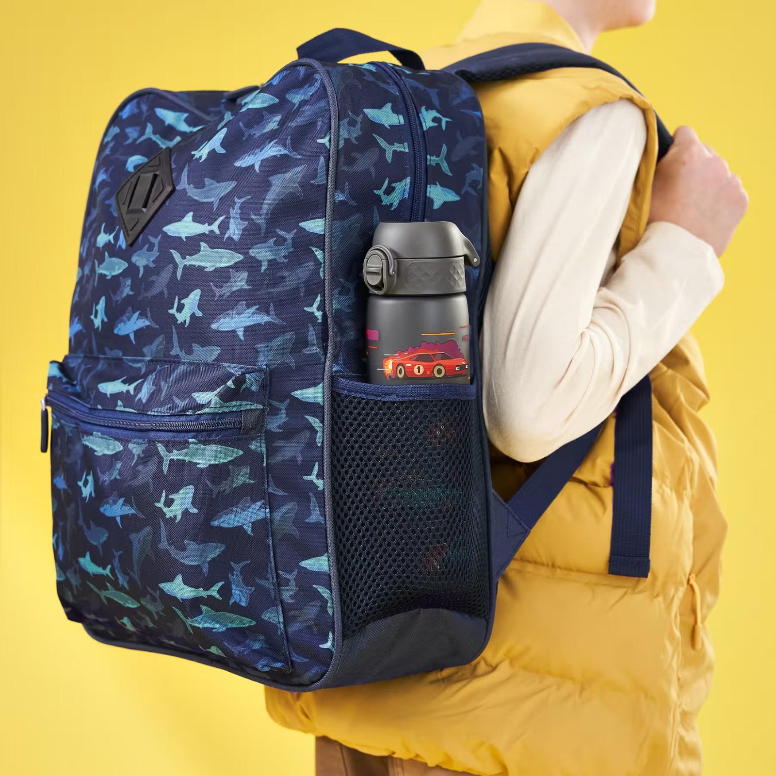 Bidon dla dzieci 500 ml Ion8 Sports Cars – lekki, nietoksyczny, z ustnikiem i klapką, idealny do plecaka i samochodu