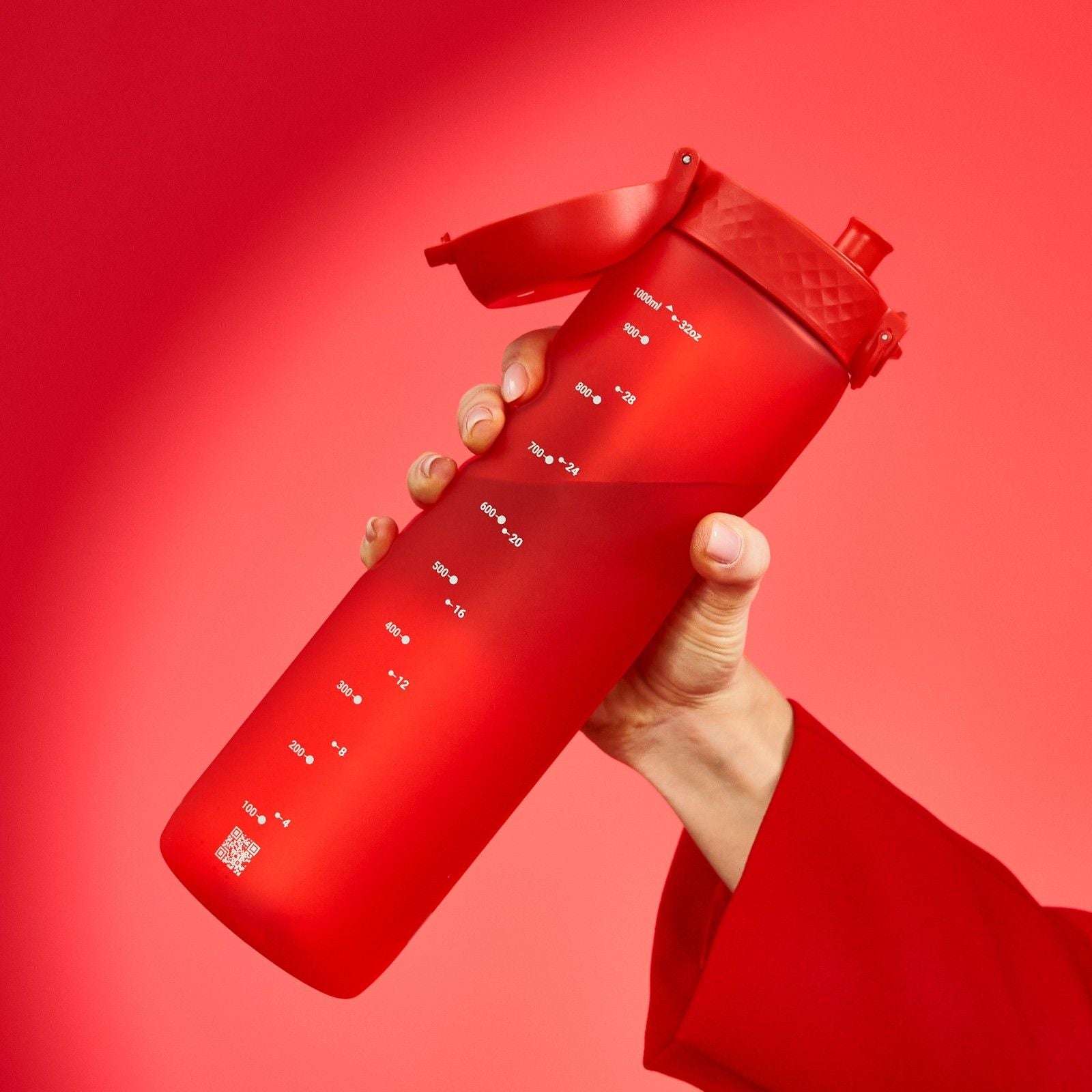 ION8 Slim Red 1 l – ergonomiczny, duży bidon sportowy otwierany jedną ręką