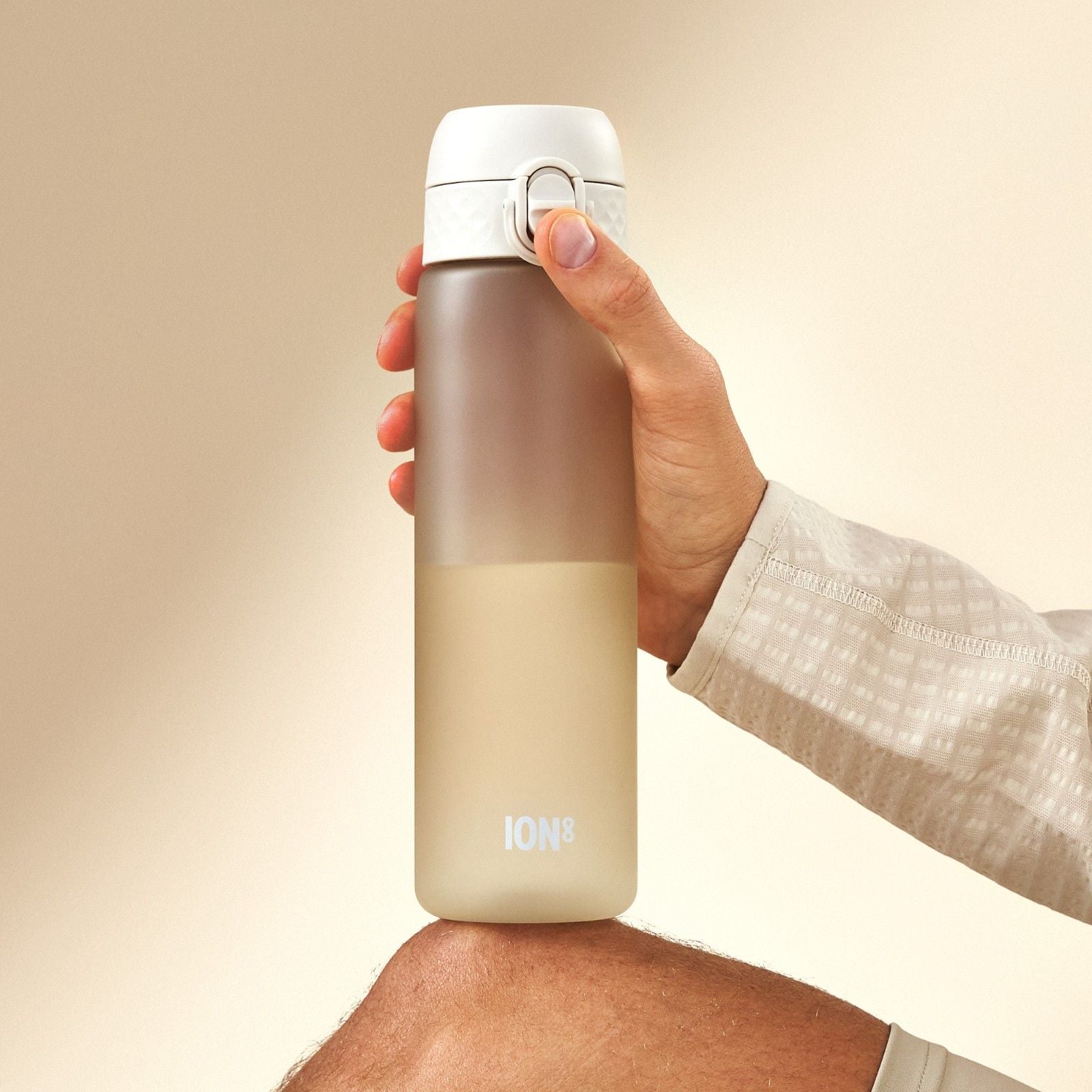 Biały matowy bidon ION8 Slim 500 ml Creamy White o smukłym kształcie