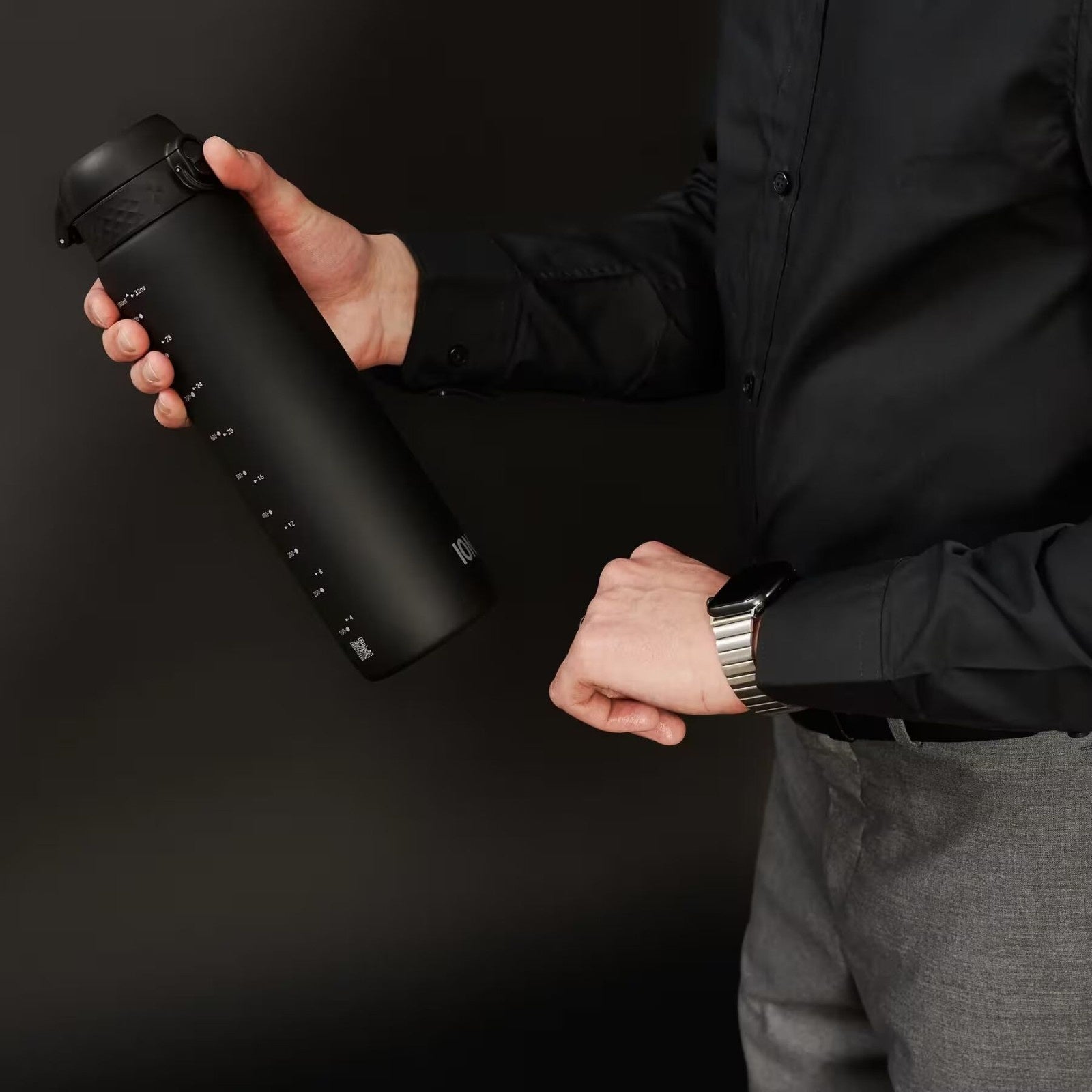 Bidon na wodę 1 l Ion8 Black – lekki, nietoksyczny, z ustnikiem i klapką, idealny do plecaka i samochodu, kolor: czarny