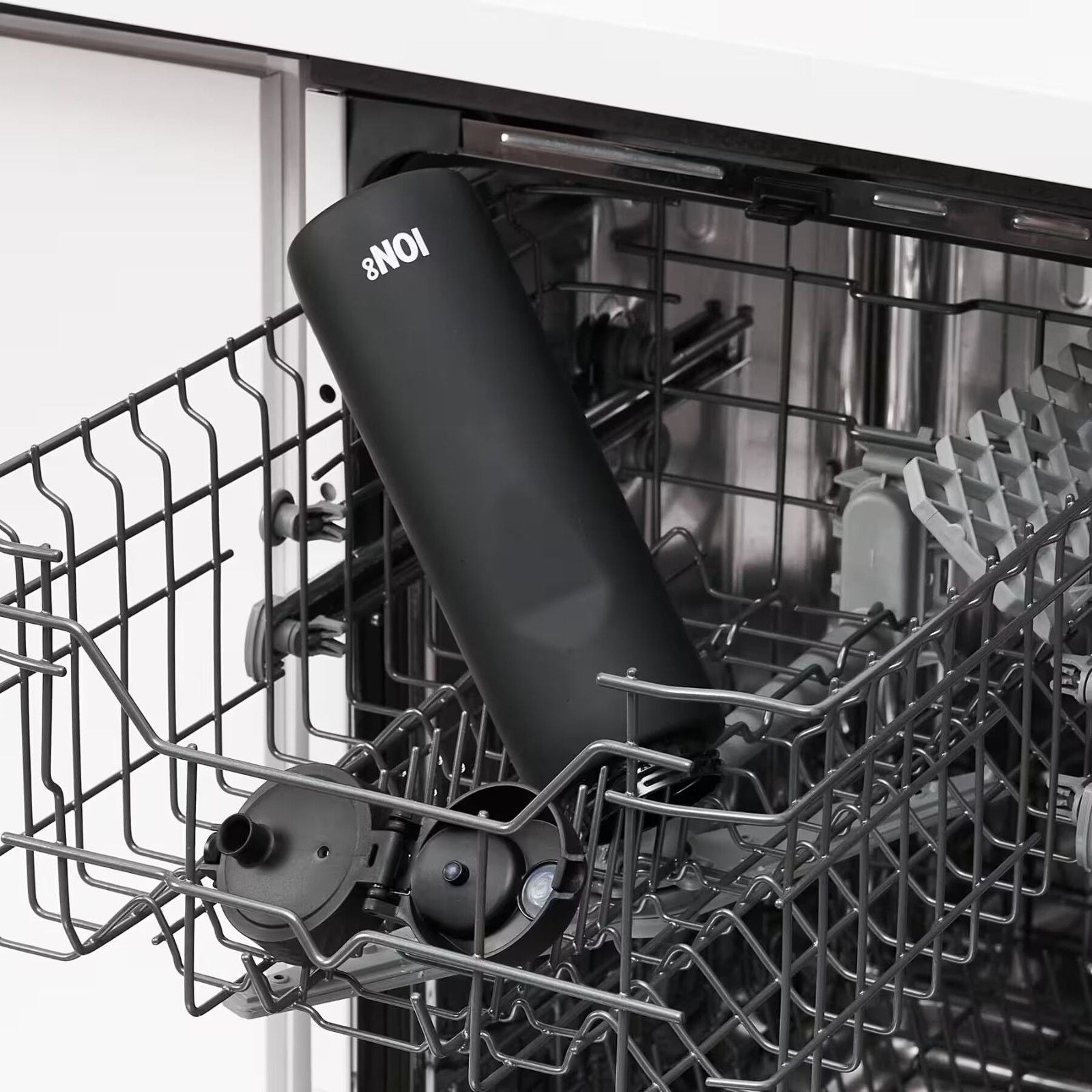 Bidon na wodę 1 l Ion8 Black – lekki, nietoksyczny, z ustnikiem i klapką, idealny do plecaka i samochodu, kolor: czarny